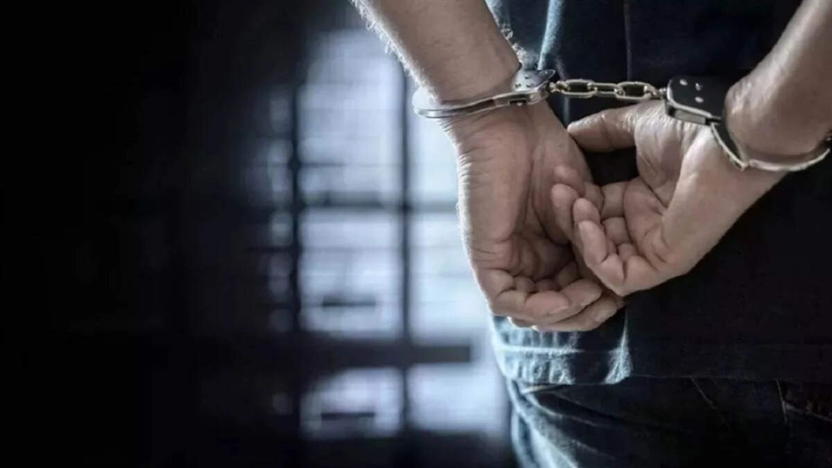 Police in Berasia arrested three members of the gang stealing electrical cable