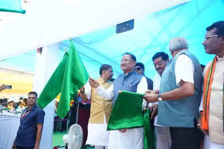 ChhattisGarh: CM Vishnu Dev Sai showed the new Memu train service of Rajim to Raipur
