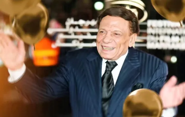 النجم عادل إمام يتصدر الأضواء من جديد، بعد ظهور صورة له نشرها الكاتب أكرم السعدني