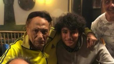 صورة جديدة لعادل إمام برفقة الكاتب أكرم السعدني وأفراد أسرته