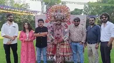 Gujarat: Anuj carries 5 kg turban on the theme ‘Operation Sindoor’ on Navratri