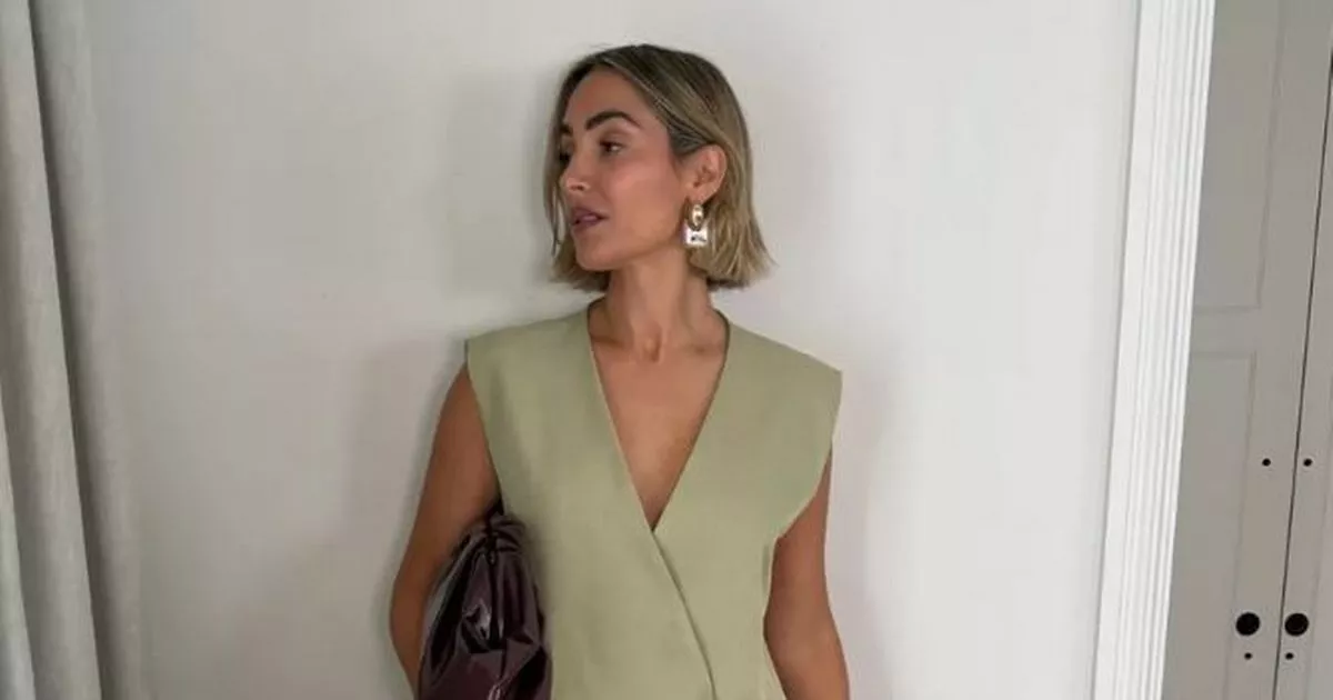 frankie-bridge-followers-‘obsessed’-with-sell-out-swimsuit-that’s-abet-in-recent-coloration