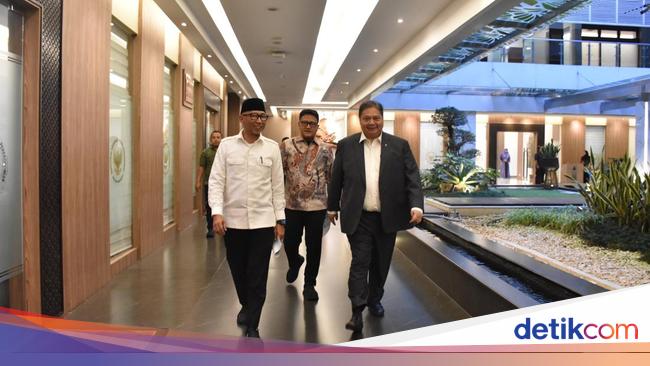 The Governor of Lampung and the Coordinating Minister of the Economics discussing the Cassava trade
