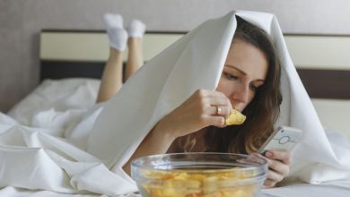 أضرار غير متوقعة لتناول الطعام علي السرير..تعرف عليها – ryan
