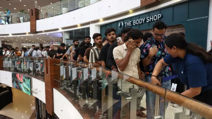 iPhone -17 -series Introducing: People in line of the night outside the Apple Showroom, Mimes and Videos on the Internet -NCR iPhone 17 Pro launches massive crowds in Delhi Store