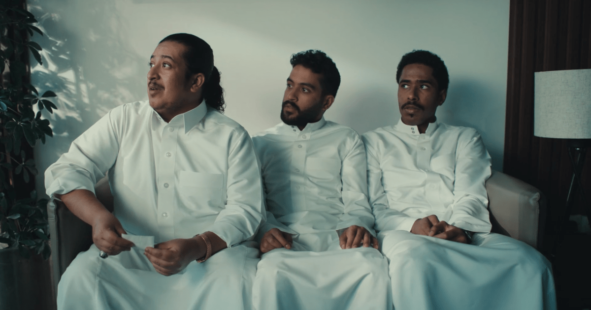 مسلسل-عايشين-معانا-الحلقة-7.-حالة-من-القلق-والغموض-تسود-المجمع