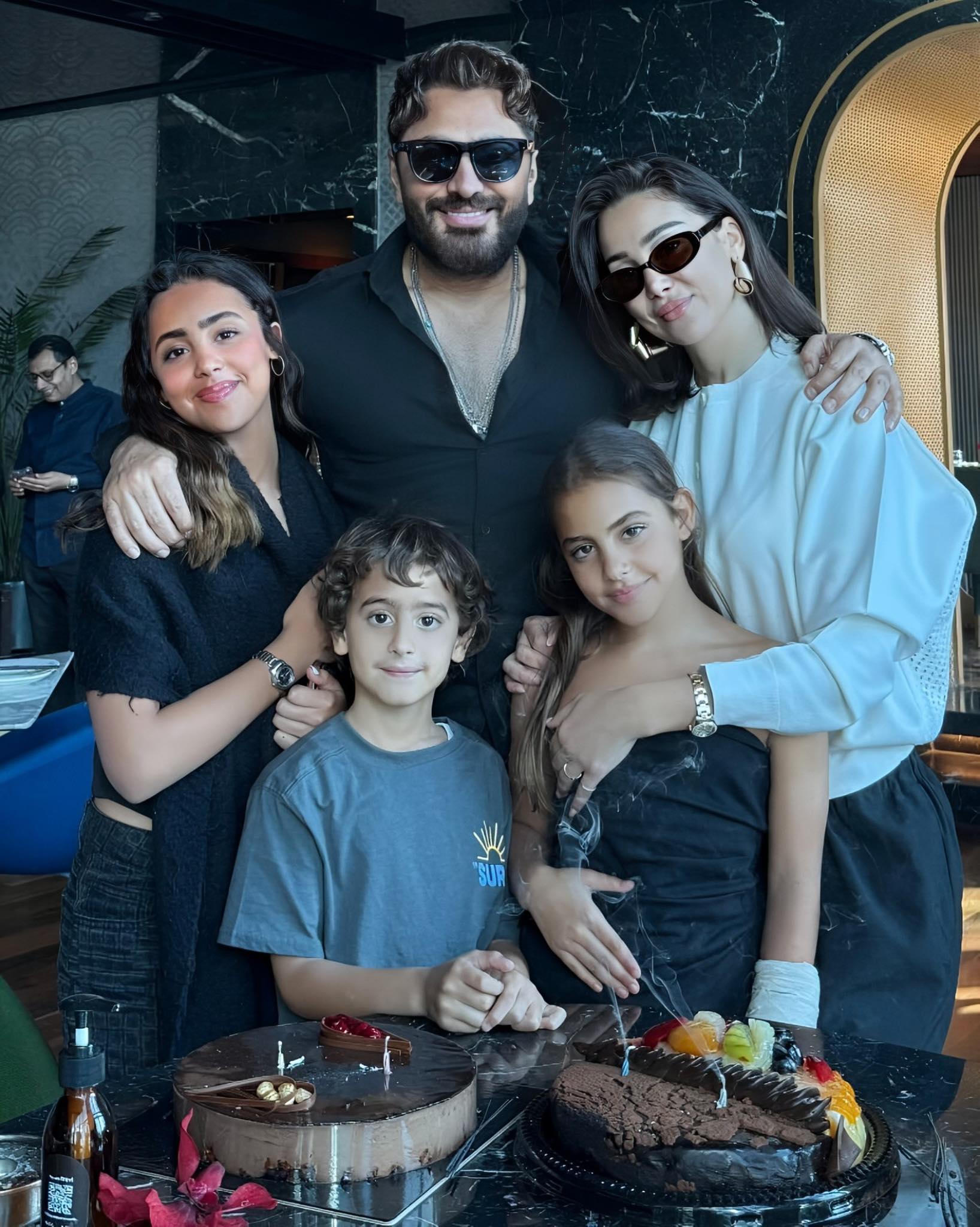 شاهدوا أحدث ظهور لآدم، نجل تامر حسني، مع جدته بعد تعافيه.. لحظة دافئة تُظهر الحب والرعاية العائلية