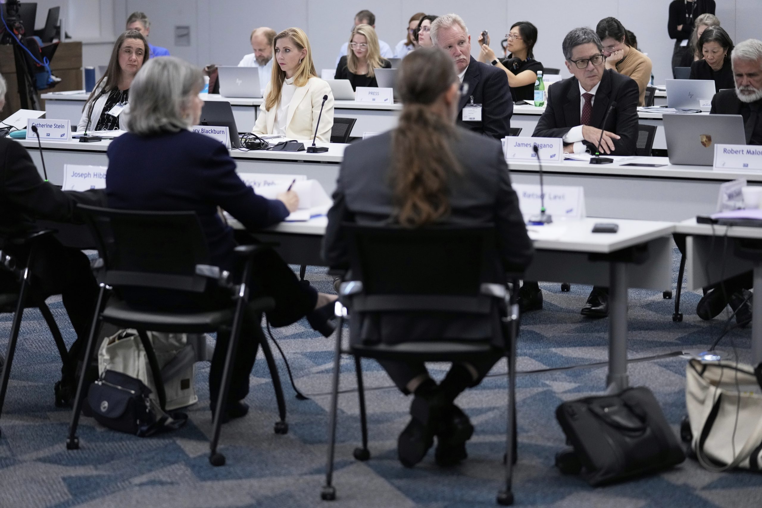 RFK JR. Vaccine Advisers Weight Covid-19 Shot Recommends – NBC 5 DALAS-FORT WOUTH – ryan