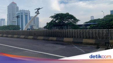 Residents call the pancoran overfly that is prone to accidents, potholes and dark roads