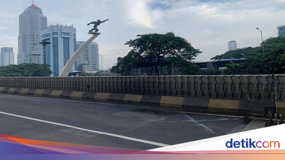 Residents call the pancoran overfly that is prone to accidents, potholes and dark roads