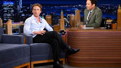 jeremy-allen-white-gets-raised-up-by-his-security-guard