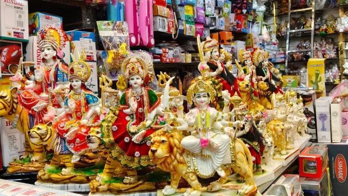 Designer clothing will wear Matarani in Navratri, there will be a great decoration! Mathura -Vrindavan and Delhi -Navratri 2025 Market is buzzing with preparations for maa durgas arrival
