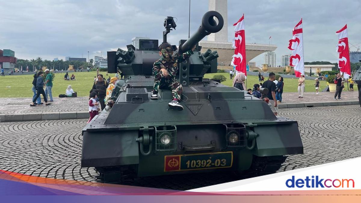 Small soldiers for mothers enthusiastically around the TNI Fair 2025 at Monas