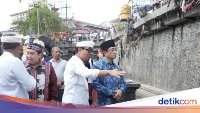 Minister of Research and Development and Distributed Aid to Flood Victims in Bali