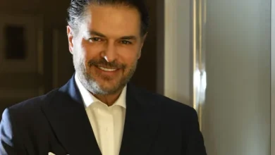 مد يده من بعيد .. هكذا تصرف راغب علامة خلال حفله الأخير بمهرجان مراسي