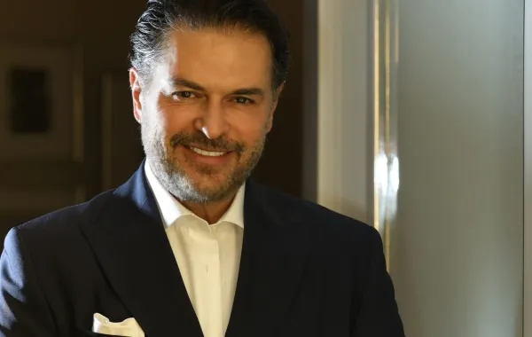 مد يده من بعيد .. هكذا تصرف راغب علامة خلال حفله الأخير بمهرجان مراسي