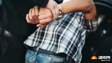 Mahuachafi Scandal: One Lakh price smuggler Mannu Shah has surrendered, two soldiers lineout -Smuggler Mannu Shah Surrenders in Gorakhpur suspended two police officers