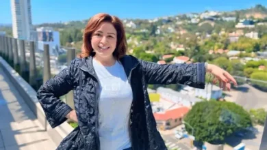 لحظات مميزة تجمع إلهام شاهين ومحمد منير على البحر