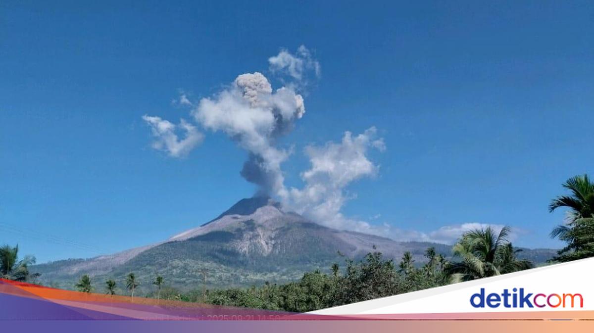 Mount Lewotobi male outburst, spray volcanic than 2.5 km