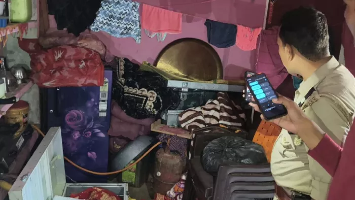 KANNAAUJ NEWS: Thieves entered the house, broke the closet lock and blew 20 thousand cash and jewelry – Nuga Pran theft jewelry worth 4 lakh stolen