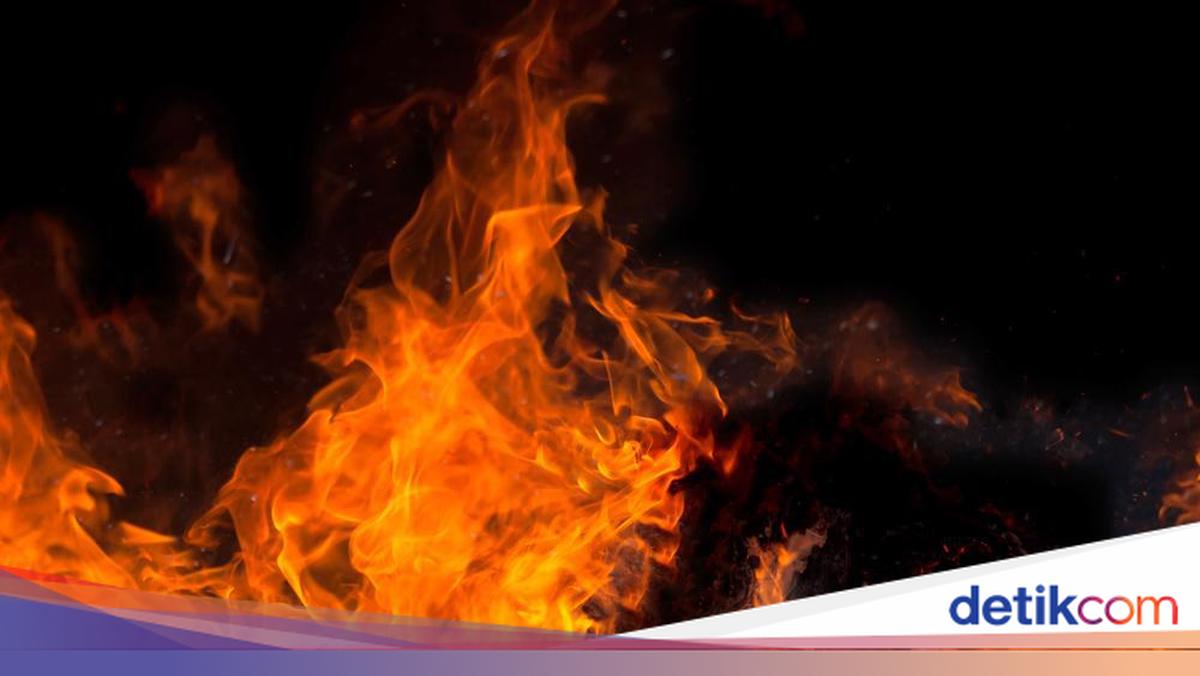 The house in Cilining, North Jakarta caught fire, the fire was still burning