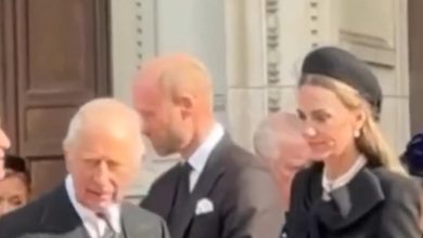 كيت-ميدلتون-بلوك-الحداد:-معطف-أسود-من-كاثرين-والكر-وحقيبة-شانيل
