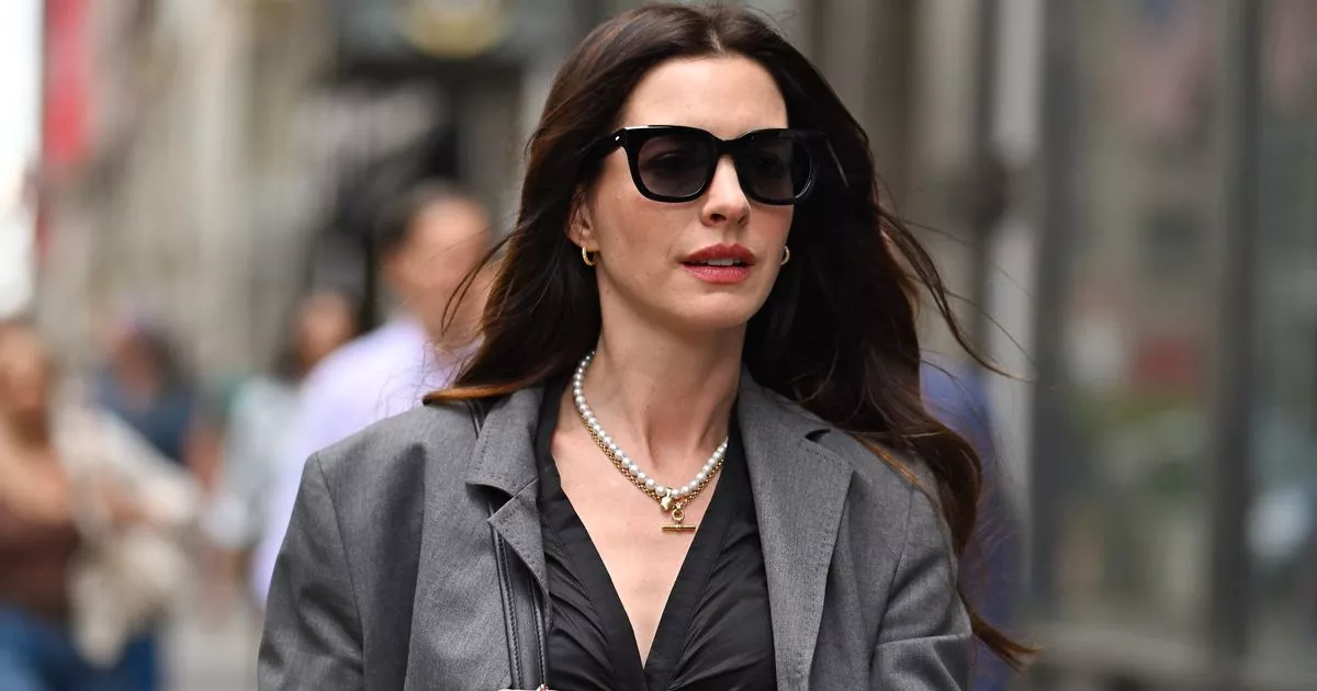 store-anne-hathaway’s-the-devil-wears-prada-2-t-bar-necklace-for-80-in-resolution-to-11k
