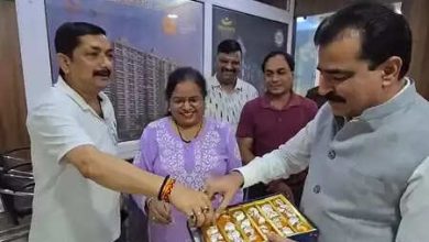 To the address of the Premier Modi, sweets divided into Varanasi, people showed enthusiasm