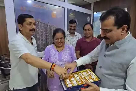 To the address of the Premier Modi, sweets divided into Varanasi, people showed enthusiasm