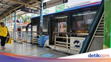 A number of excavation projects in Jakarta make traffic jams, the Transj bus trip is late