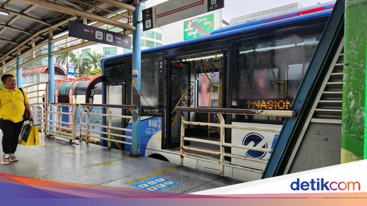 A number of excavation projects in Jakarta make traffic jams, the Transj bus trip is late
