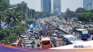 Demo workers before the DPR, Lalin Jl Gatot Subroto in the direction of Slipi was transferred