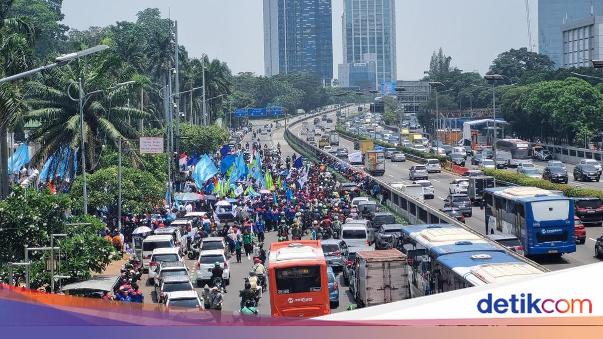 Demo workers before the DPR, Lalin Jl Gatot Subroto in the direction of Slipi was transferred