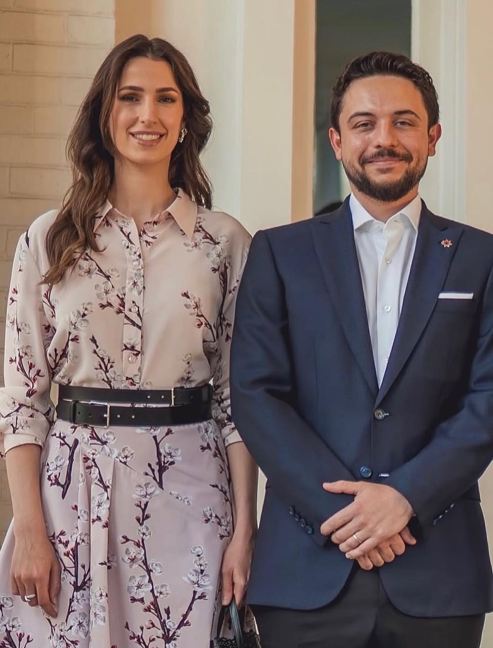 أحدثها بالفستان البيج الأزهار تزيّن إطلالات الأميرة رجوة بلمسة رومانسية تخطف الأنظار في كل مناسبة