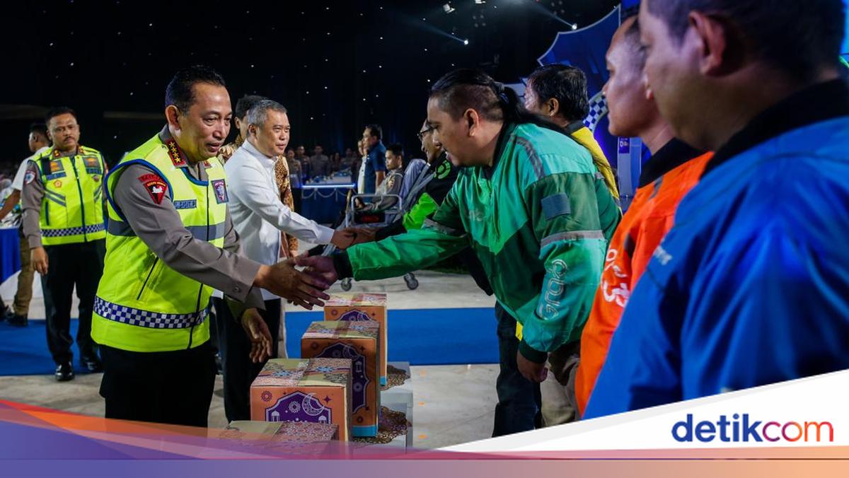 The National Police Chief gave food on the 70th Bhayangkara Traffic Day for Ojol on Ojol