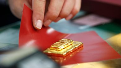 سعر الذهب يستقر قرب ذروته القياسية مع ترقب إشارات جديدة من الفيدرالي