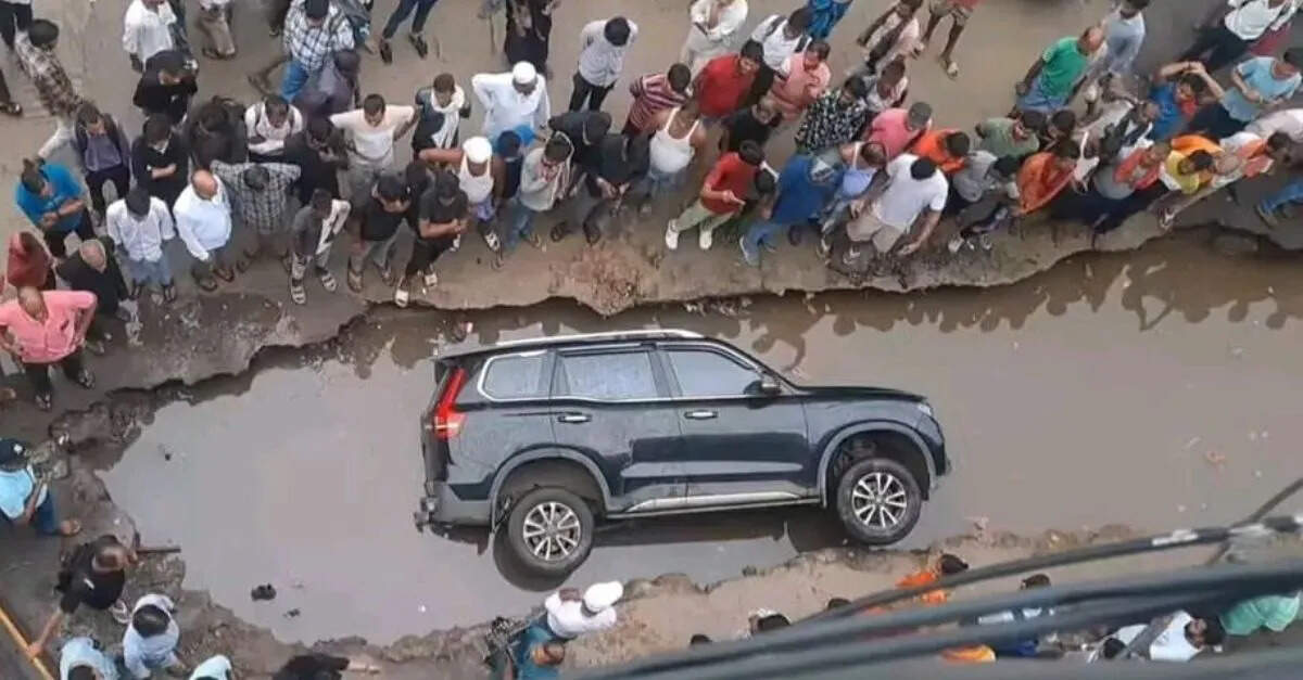 “Conspiracy to discredit the government”: Patna woman accused officials of it after falling into her SUV hole
