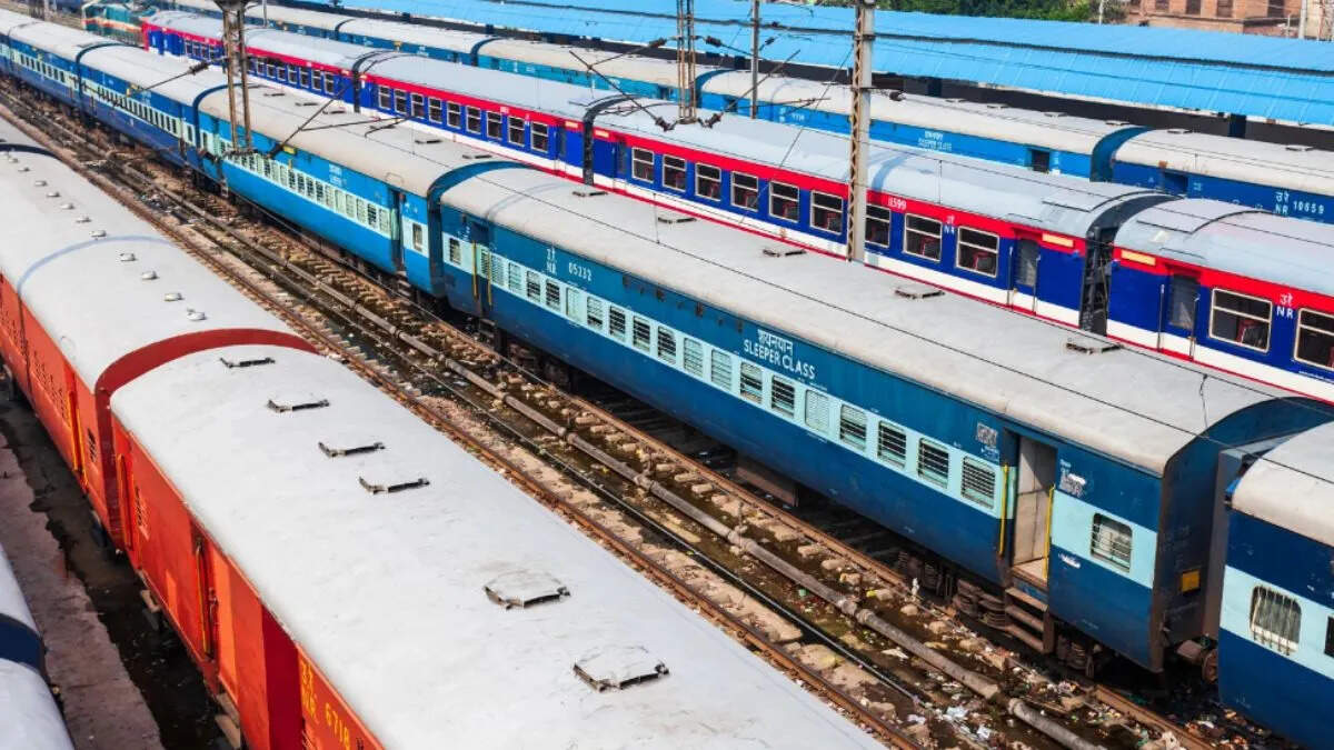 IRCTC has canceled Muzaffarpur-Anand vihar train charts, passengers stranded