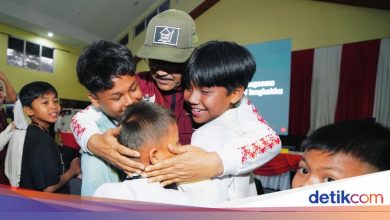 Almost school has disappeared, these two students continued their education in people’s schools