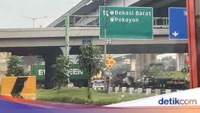 Transversal container trucks on West Precai toll road km 12, cover halfway
