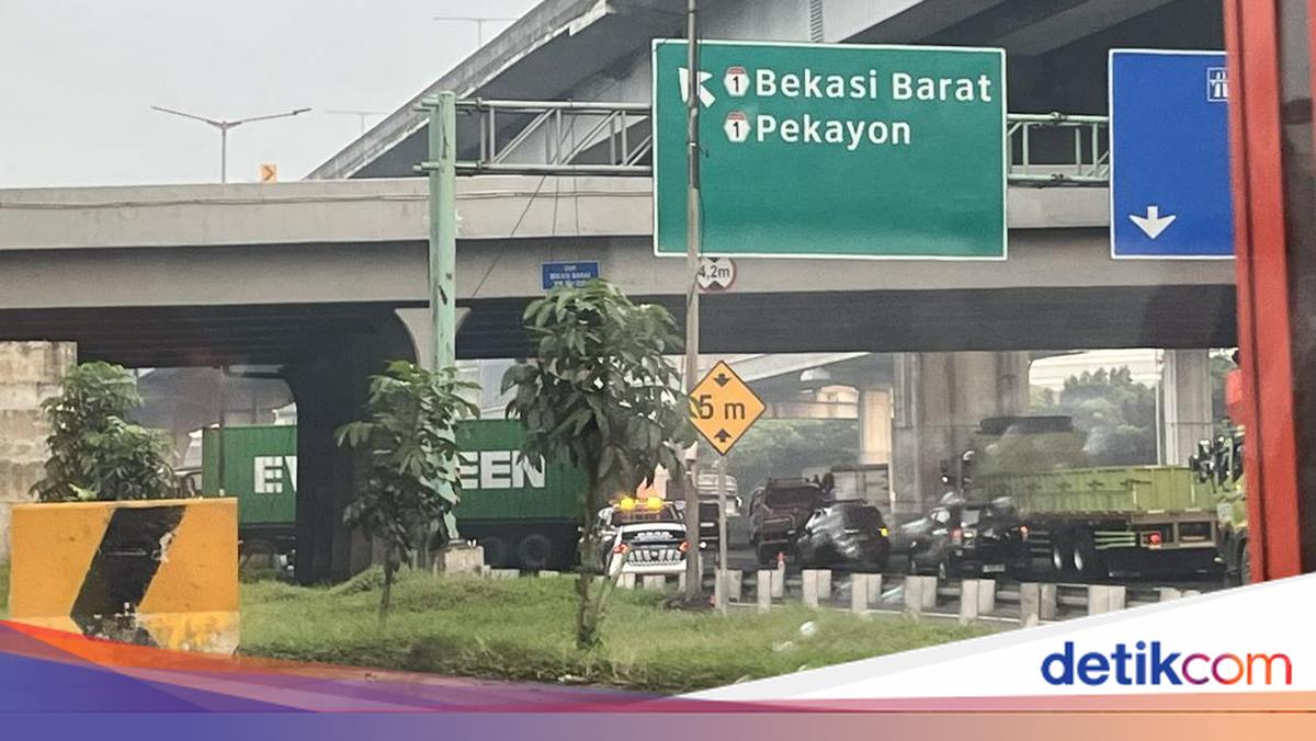 Transversal container trucks on West Precai toll road km 12, cover halfway