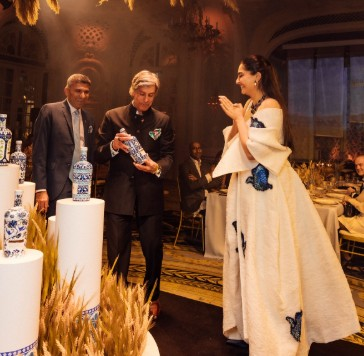 Sonam Kapoor, a look at Rajasthani heritage in ‘London Fashion Week’, decorates her appearance with ‘Godavan’