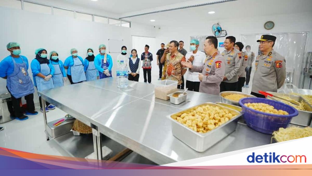 The National Police Chief who reviews the SPG Semarang police station shares social assistance for the community