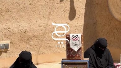 احتفاءً باليوم الوطني السعودي، تنبض نقوش السدو القديمة بالحياة من جديد حيث تلتقي مع الزخارف…