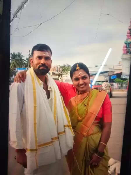 Karnataka: A person who stabbed his wife 11 times in front of his daughter surrendered to the police in Bangalore
