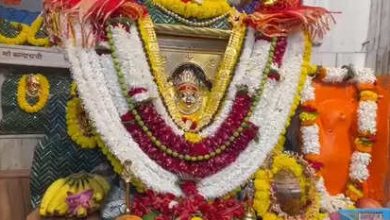 Fans arrive to visit Maa Chandraghanta on the third day of Navratri