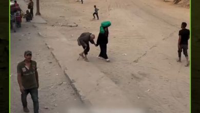 خلال رحلة نزوح طويلة من الشمال إلى الجنوب، وثق مصور مشهدا مؤثرا لزوجين مسنين يسيران على…