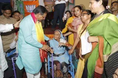 Seva Pakhwada: accessories spread among disabled and senior citizens in Mustafabad