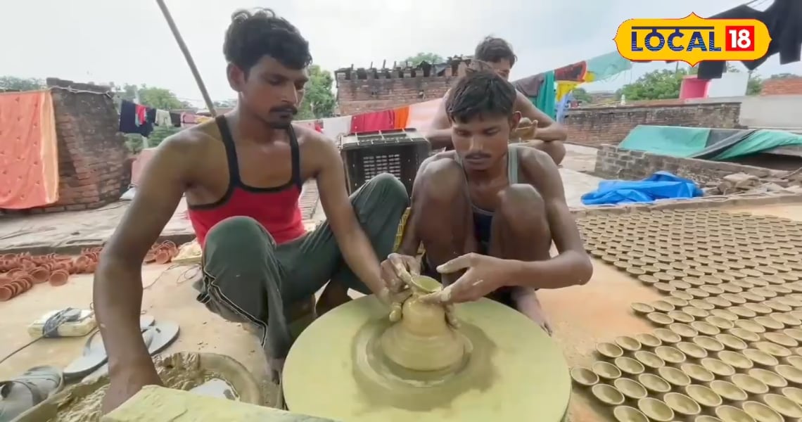 FARKRINTHABAD NEWS: Diwali will be alleviated with earthlamps! Special preparations are going on the day and night of potters in this village of Farrekhabad