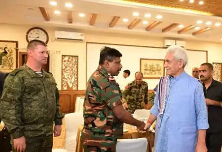 LG Manoj Sinha meets officials participating in the NDC course